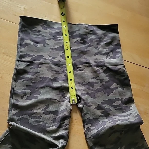 New SPANX Cropped Camo Leggings - Picture 6 of 7